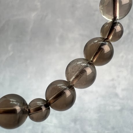 【ガウリシャンカール産】天然ヒマラヤスモーキークォーツ"勾玉"デザインブレスレット/GauriShankar Himalayan Smoky Quartz "Magatama"Bracelet