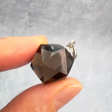 【ガウリシャンカール産】天然ヒマラヤ水晶"手磨き加工"イコサヘドロン"ペンダントトップ①/GauriShankar Himalayan Quartz "Icosahedron"Pendant Top