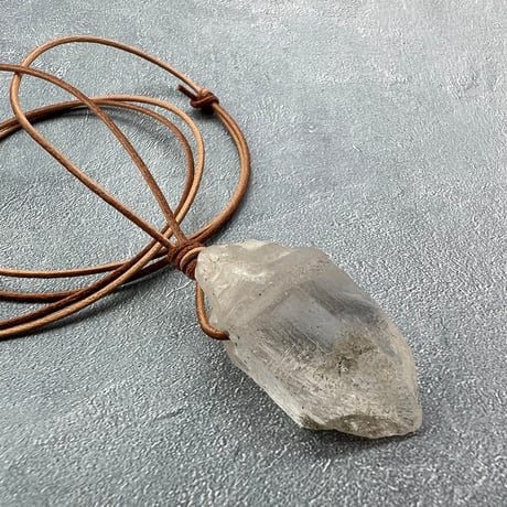 【カイラス産】天然ヒマラヤ水晶革紐付きペンダント/Kailash Himalayan Quartz Pendant