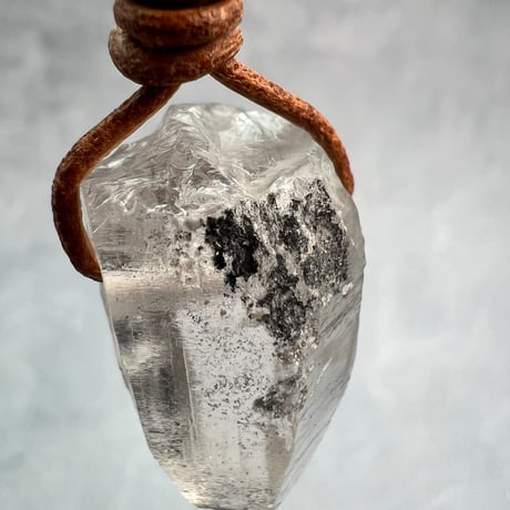 【カイラス産】天然ヒマラヤ水晶革紐付きペンダント/Kailash Himalayan Quartz Pendant
