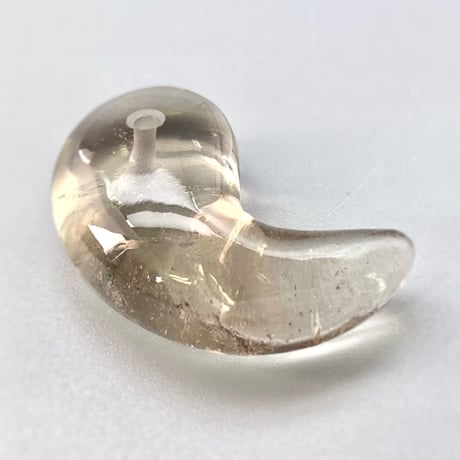 ガウリシャンカール産天然スモーキークォーツ"手磨き加工"勾玉ビーズ1⃣ Gaurishankar Himalayan Smoky  Quartz Magatama
