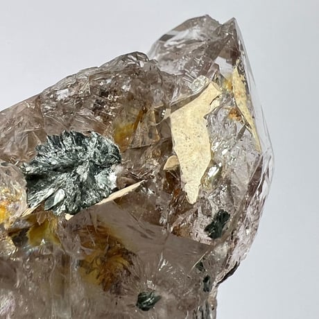 【ガネッシュヒマール産】バイオタイト&フックサイト入り天然ヒマラヤ水晶/Ganesh Himal Biotite&Fuchsite in Himalayan Quartz