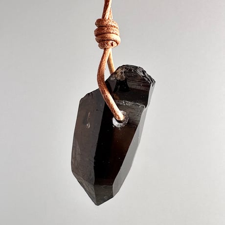 ガウリシャンカール産天然ヒマラヤスモーキークォーツ革紐ペンダント/GauriShankar Himalayan Smoky Quartz Pendant