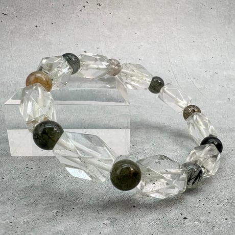 【デザインブレスレット】カイラス産×ガネッシュヒマール産アクチノライトビーズ/Kailash×Ganesh Himal Actinolite in Himalayan Quartz