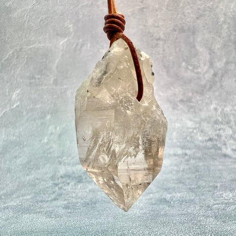 【カイラス産】天然ヒマラヤ水晶革紐付きペンダント/Kailash Himalayan Quartz Pendant