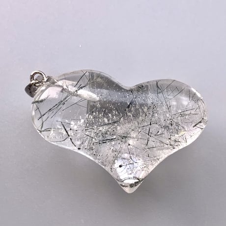 【ガネッシュヒマール産】アクチノライト(緑閃石)イン天然ヒマラヤ水晶 ハート型ペンダントトップ