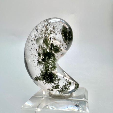 【ガネッシュヒマール産】クローライト&バイオタイトインヒマラヤ水晶"手磨き加工"勾玉/Ganesh Himal Chlorite Biotite in Magatama