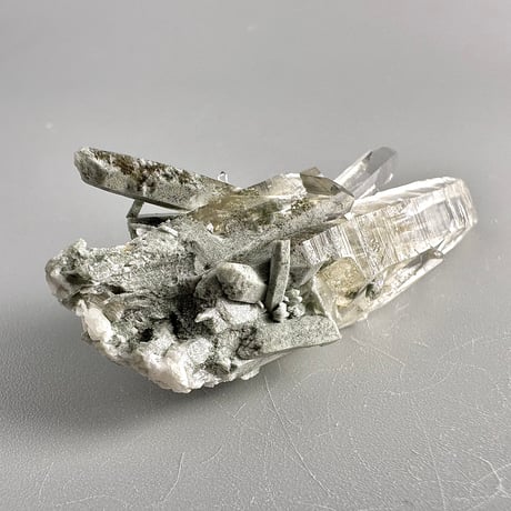 【ガネッシュヒマール産】アクチノライト&クローライトイン天然ヒマラヤ水晶ミニポイント"UU"/Ganesh Himal Actinolite&Chlorite in Himalayan Quartz