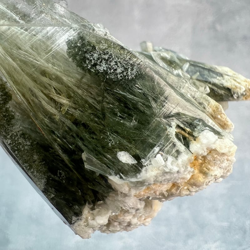 ガネッシュヒマール産】アクチノライト&クローライトイン天然