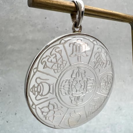 【ガネッシュヒマール産】天然ヒマラヤ水晶アスタマンガルS/Vペンダントトップ/Ganesh Himal "Ashtamangala" Pendant Top
