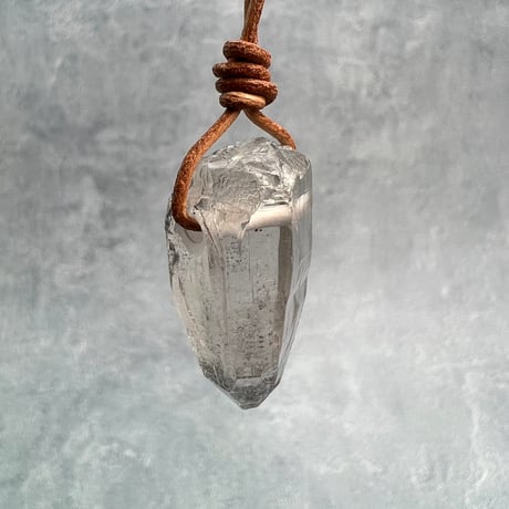 【カイラス産】天然ヒマラヤ水晶革紐付きペンダント/Kailash Himalayan Quartz Pendant