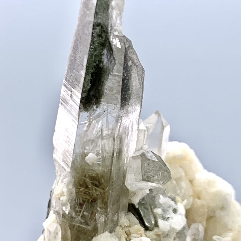 ガネーシュヒマール産クローライト&アクチノライトインヒマラヤ水晶