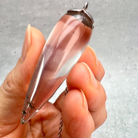【ガネッシュヒマール産】クローライト&シルバー雲母バイオタイト入り天然ヒマラヤ水晶"手磨き加工"ペンデュラム③/Ganesh Himal Chlorite&silver mica&Biotite in
