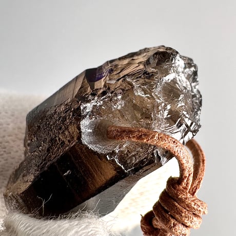 ガウリシャンカール産天然ヒマラヤスモーキークォーツ革紐ペンダント/GauriShankar Himalayan Smoky Quartz Pendant