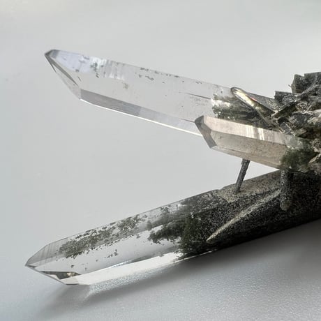 【ガネッシュヒマール産】クローライトイン天然ヒマラヤ水晶ミニクラスター/Ganesh Himal  Chlorite in Himalayan Quartz Mini Cluster