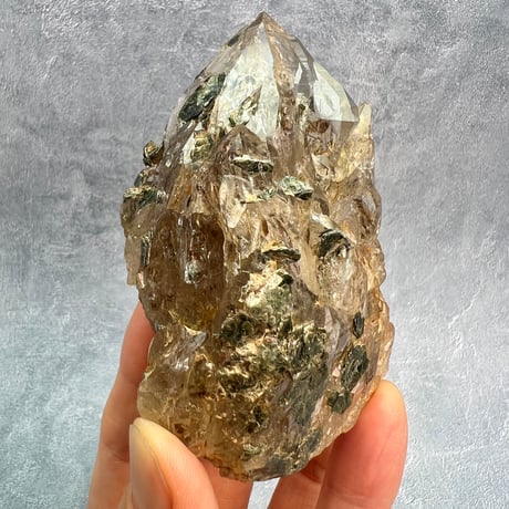 【ガネッシュヒマール産】バイオタイト&フックサイト入り天然ヒマラヤ水晶/Ganesh Himal Biotite&Fuchsite in Himalayan Quartz