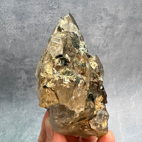 【ガネッシュヒマール産】バイオタイト&フックサイト入り天然ヒマラヤ水晶/Ganesh Himal Biotite&Fuchsite in Himalayan Quartz