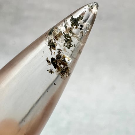 【ガネッシュヒマール産】クローライト&シルバー雲母バイオタイト入り天然ヒマラヤ水晶"手磨き加工"ペンデュラム③/Ganesh Himal Chlorite&silver mica&Biotite in