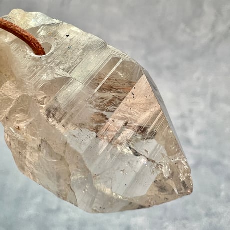 【カイラス産】天然ヒマラヤ水晶革紐付きペンダント/Kailash Himalayan Quartz Pendant