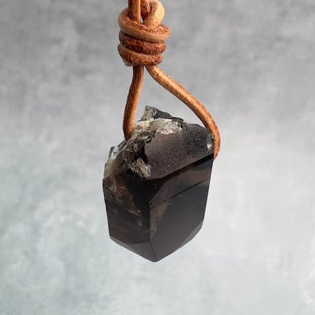 【ガウリシャンカール産】天然ヒマラヤスモーキークォーツ革紐ペンダント②/GauriShankar Himalayan Smoky Quartz Pendant