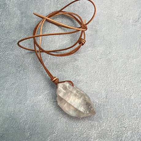 【カイラス産】天然ヒマラヤ水晶革紐付きペンダント/Kailash Himalayan Quartz Pendant