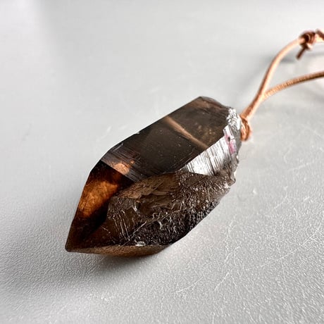 ガウリシャンカール産天然ヒマラヤスモーキークォーツ革紐ペンダント/GauriShankar Himalayan Smoky Quartz Pendant