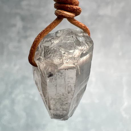 【カイラス産】天然ヒマラヤ水晶革紐付きペンダント/Kailash Himalayan Quartz Pendant