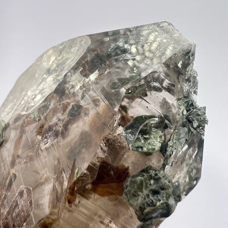 【ガネッシュヒマール産】バイオタイト&フックサイト入り天然ヒマラヤ水晶 /Ganesh Himal Biotite&Fuchsite in Himalayan Quartz