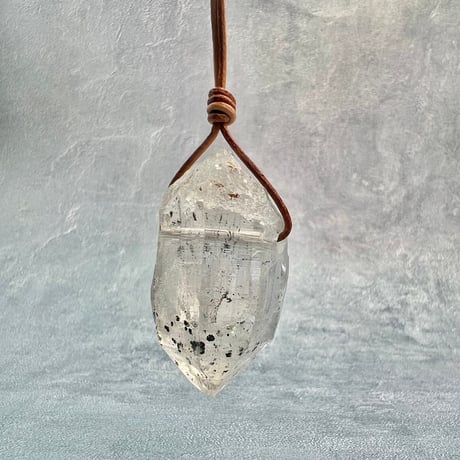 【カイラス産】天然ヒマラヤ水晶革紐付きペンダント/Kailash Himalayan Quartz Pendant