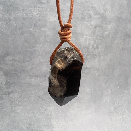 【ガウリシャンカール産】天然ヒマラヤスモーキークォーツ革紐ペンダント①/GauriShankar Himalayan Smoky Quartz Pendant