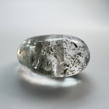 【ガネッシュヒマール産】クローライト&バイオタイトインヒマラヤ水晶"手磨き加工"勾玉/Ganesh Himal Chlorite Biotite in Magatama