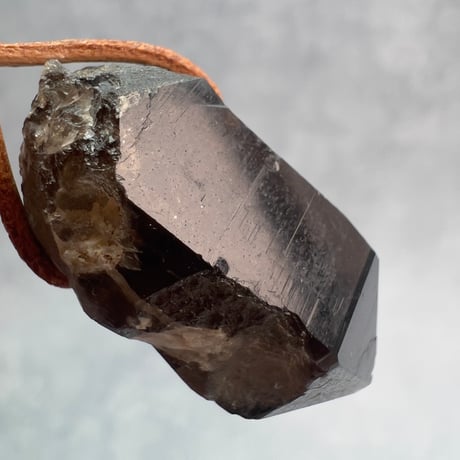 【ガウリシャンカール産】天然ヒマラヤスモーキークォーツ革紐ペンダント①/GauriShankar Himalayan Smoky Quartz Pendant
