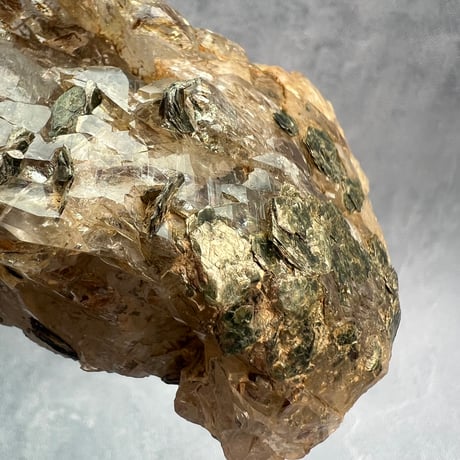 【ガネッシュヒマール産】バイオタイト&フックサイト入り天然ヒマラヤ水晶/Ganesh Himal Biotite&Fuchsite in Himalayan Quartz