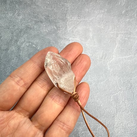 【カイラス産】天然ヒマラヤ水晶革紐付きペンダント/Kailash Himalayan Quartz Pendant