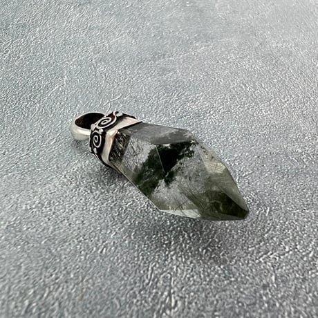 【ガネッシュヒマール産】アクチノライト&クローライト天然ヒマラヤ水晶ペンダントトップ①/Ganesh Himal Actinorite in Himalayan Quartz Pendant Top