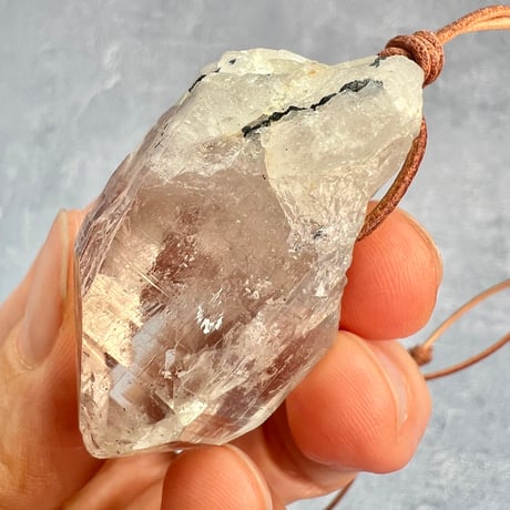 【カイラス産】天然ヒマラヤ水晶革紐付きペンダント/Kailash Himalayan Quartz Pendant