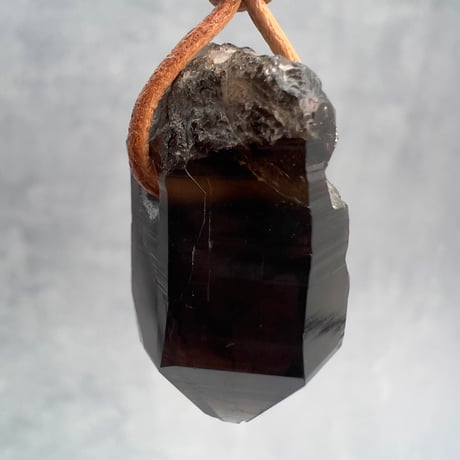 【ガウリシャンカール産】天然ヒマラヤスモーキークォーツ革紐ペンダント①/GauriShankar Himalayan Smoky Quartz Pendant