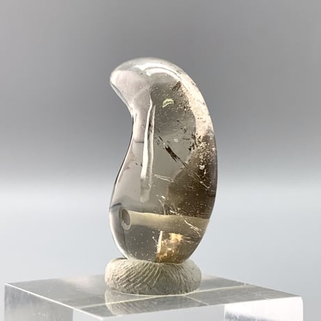 ガウリシャンカール産天然スモーキークォーツ"手磨き加工"勾玉ビーズ1⃣ Gaurishankar Himalayan Smoky  Quartz Magatama