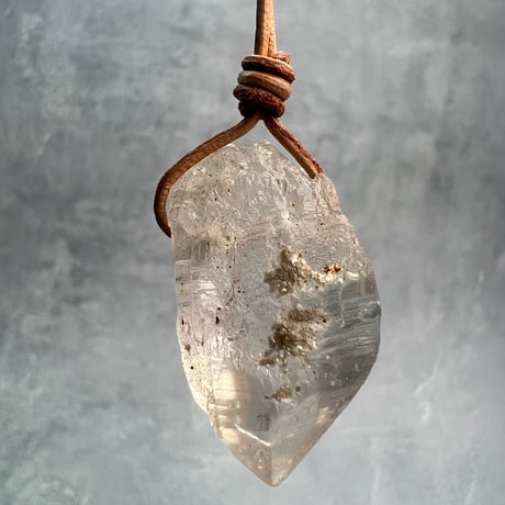 【カイラス産】天然ヒマラヤ水晶革紐付きペンダント/Kailash Himalayan Quartz Pendant