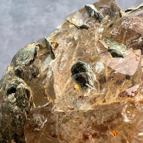 【ガネッシュヒマール産】バイオタイト&フックサイト入り天然ヒマラヤ水晶/Ganesh Himal Biotite&Fuchsite in Himalayan Quartz