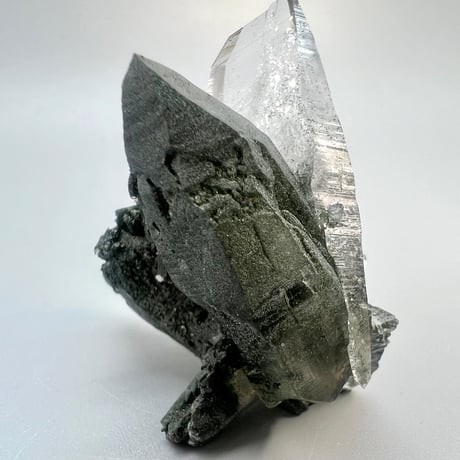 【ガネッシュヒマール産】クローライトイン天然ヒマラヤ水晶ミニクラスター/Ganesh Himal  Chlorite in Himalayan Quartz Mini Cluster