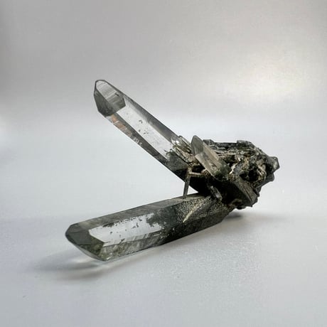 【ガネッシュヒマール産】クローライトイン天然ヒマラヤ水晶ミニクラスター/Ganesh Himal  Chlorite in Himalayan Quartz Mini Cluster