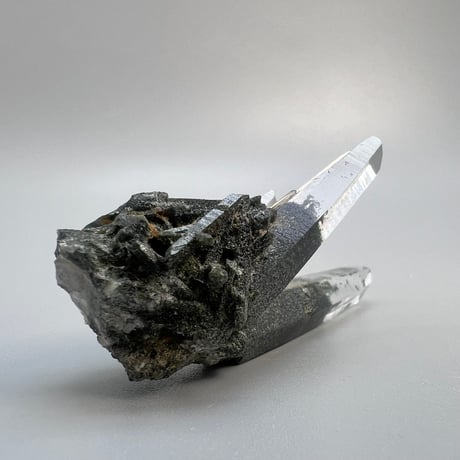 【ガネッシュヒマール産】クローライトイン天然ヒマラヤ水晶ミニクラスター/Ganesh Himal  Chlorite in Himalayan Quartz Mini Cluster