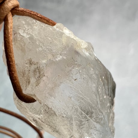 【カイラス産】天然ヒマラヤ水晶革紐付きペンダント/Kailash Himalayan Quartz Pendant
