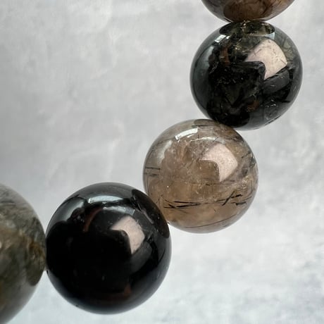 【ガネッシュヒマール産】アクチノライトイン天然ヒマラヤ水晶ブレスレット(グレーブラック系)/Ganesh Himal Actinorite in Himalayan Quartz Bracelet