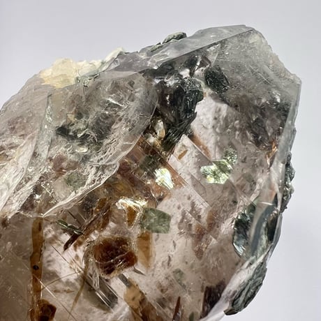 【ガネッシュヒマール産】バイオタイト&フックサイト入り天然ヒマラヤ水晶 /Ganesh Himal Biotite&Fuchsite in Himalayan Quartz