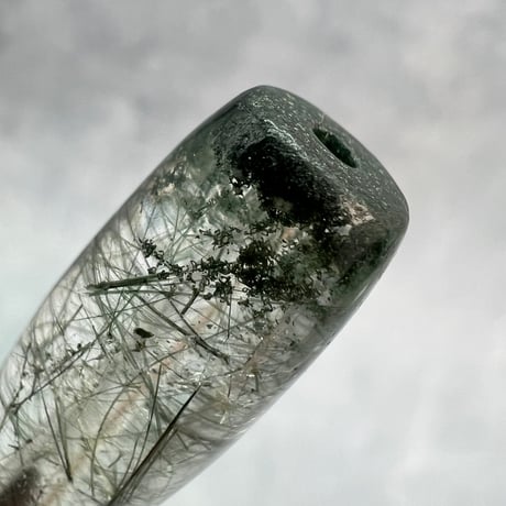 【ガネッシュヒマール産】アクチノライト&クローライトイン天然ヒマラヤ水晶 樽型ビーズ⑱/Ganesh Himal Actinolite&Chlorite in barrel beads