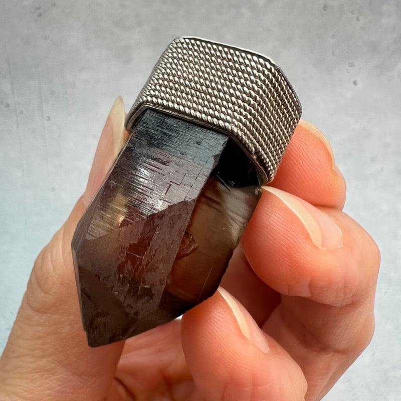 専用ページ ガウリシャンカール産 スモーキークォーツ シバリンガム ガウリシャンカール産 スモーキークォーツ（煙水晶） 37g