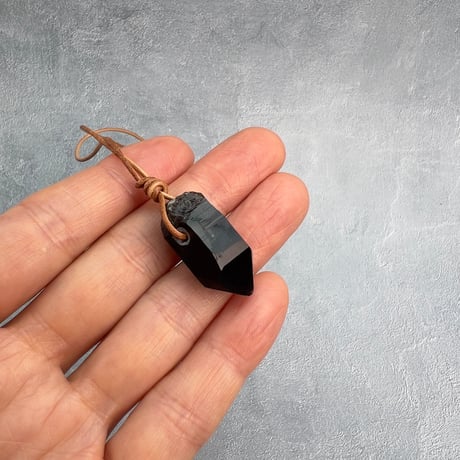 【ガウリシャンカール産】天然ヒマラヤスモーキークォーツ革紐ペンダント①/GauriShankar Himalayan Smoky Quartz Pendant