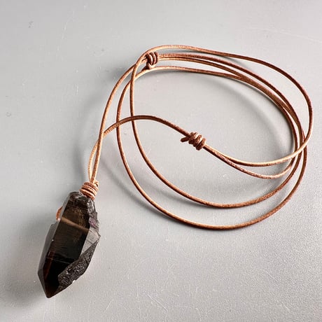 ガウリシャンカール産天然ヒマラヤスモーキークォーツ革紐ペンダント/GauriShankar Himalayan Smoky Quartz Pendant